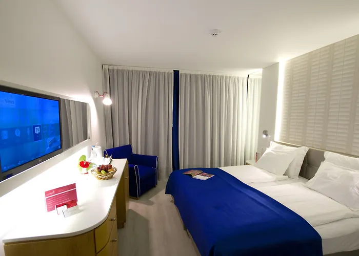 The Views Monumental 4*