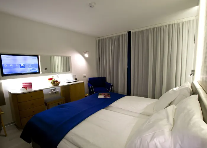 The Views Monumental